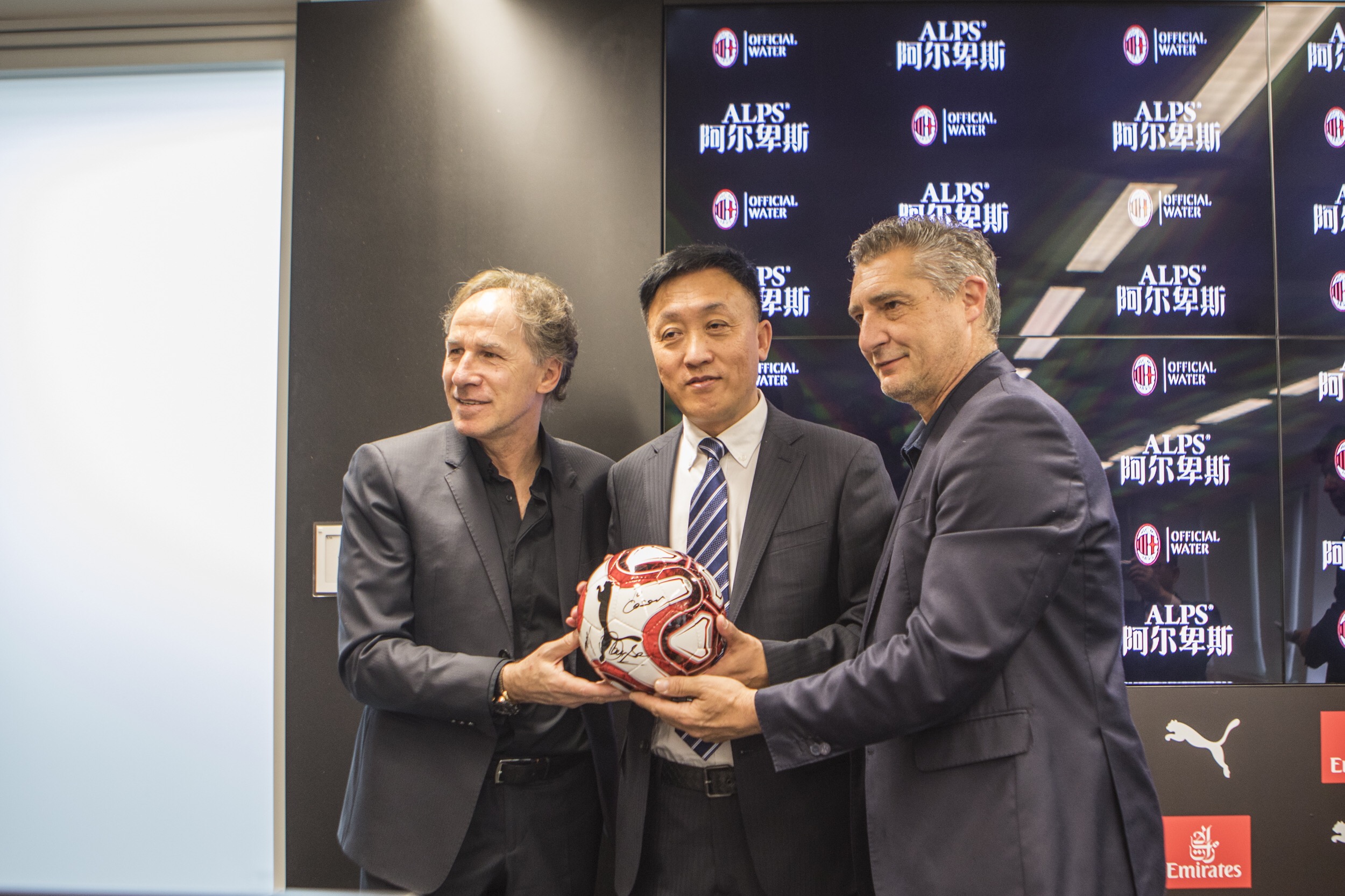 AC米兰内部会议纪要流出——今晚官宣签约，社区盾使命明确，阵容厚度经受考验的简单介绍