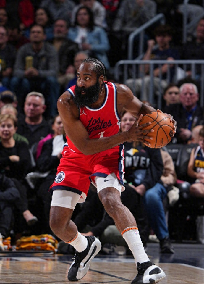 包含华盛顿奇才训练开放日；窗口期绝杀压哨引欢呼；NBA常规赛在即；资深球员宣示担当的词条